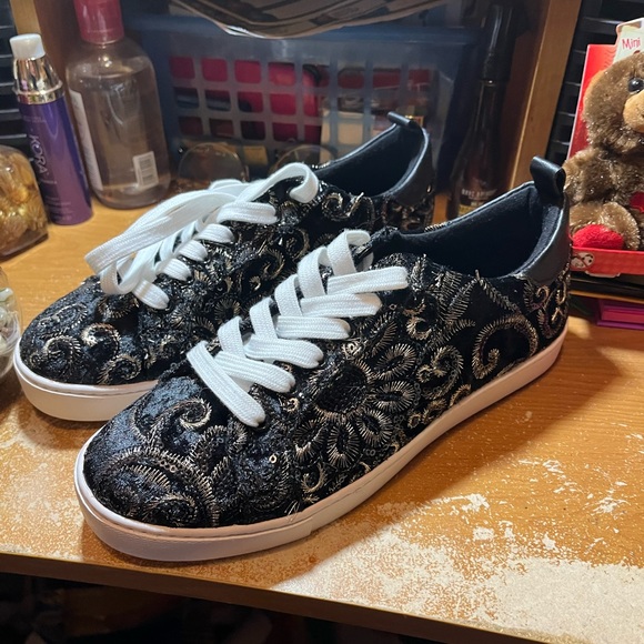 Aldo Women’s Black Velvet Gold Embroidered Design Lace Up Sneakers Size 7.5. NEW - Picture 3 of 5